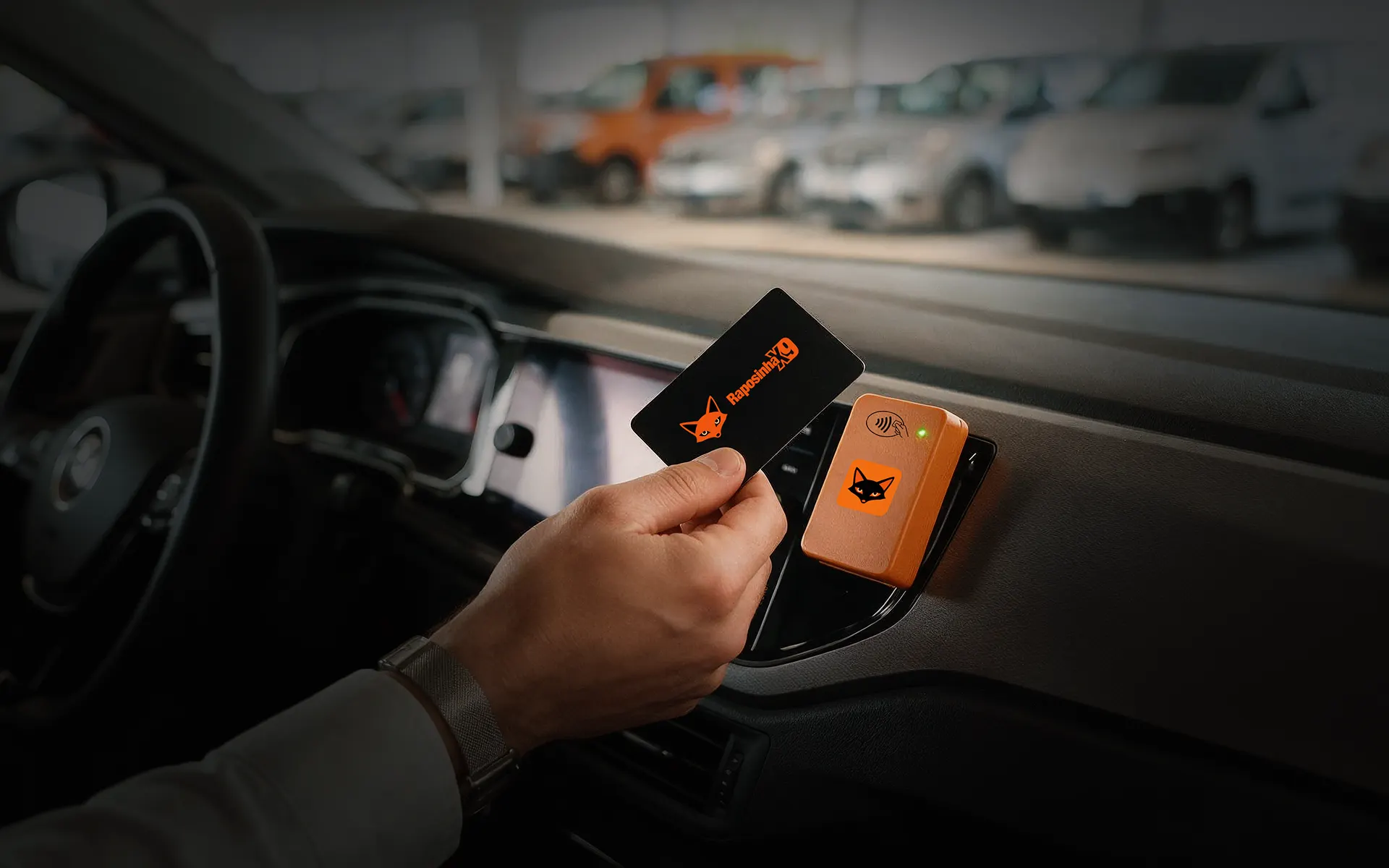 Motorista aproximando o cartão RFID RaposinhaX9 do leitor instalado no painel do veículo
